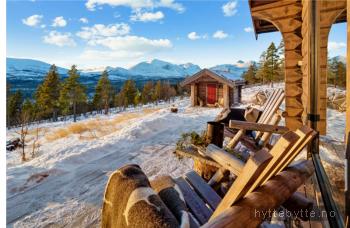 Klikk for stort bilde av 'Laftetun med fantastisk utsikt over Rondane'